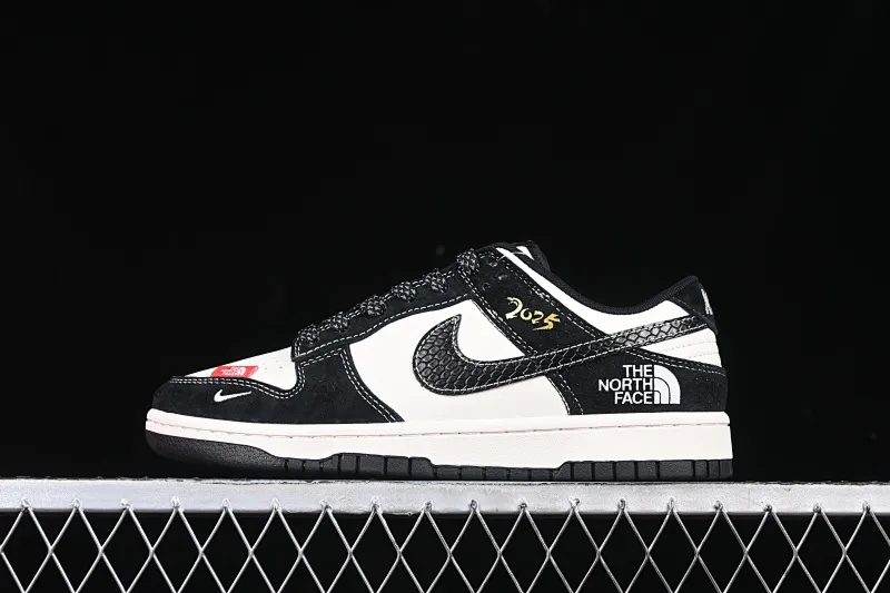 All Categories Nk SB Dunk Series Nk SB Dunk Low High-end Customized Low-top Shoes Nk SB Dunk Low Northern Year of the Snake Series Black and White Black Hook Anniversary High-end Customized Low-top Casual Shoes FC1688-210